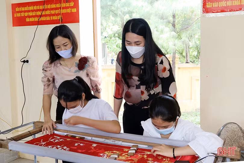 Ra mắt tổ hội nghề thêu tại vùng tái định cư TX Kỳ Anh