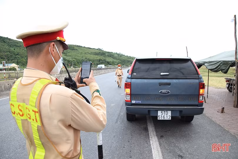 “Căng mình” kiểm soát người từ vùng dịch về Hà Tĩnh