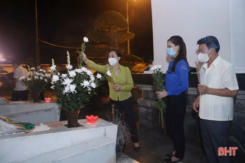 Thắp nến tri ân các anh hùng, liệt sỹ tại Ngã ba Đồng Lộc