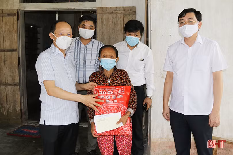 Lãnh đạo Hà Tĩnh tặng quà gia đình chính sách nhân ngày Thương binh - Liệt sỹ