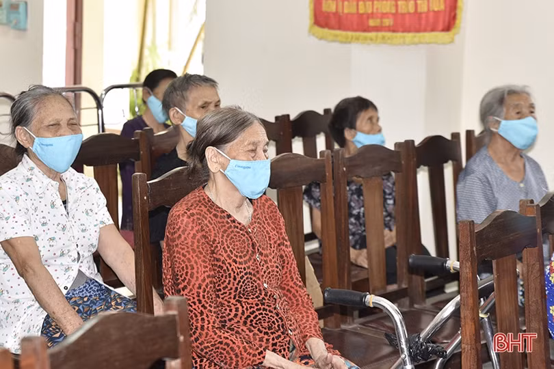 Phó Chủ tịch UBND tỉnh tặng quà Trung tâm Điều dưỡng Người có công và Bảo trợ xã hội Hà Tĩnh