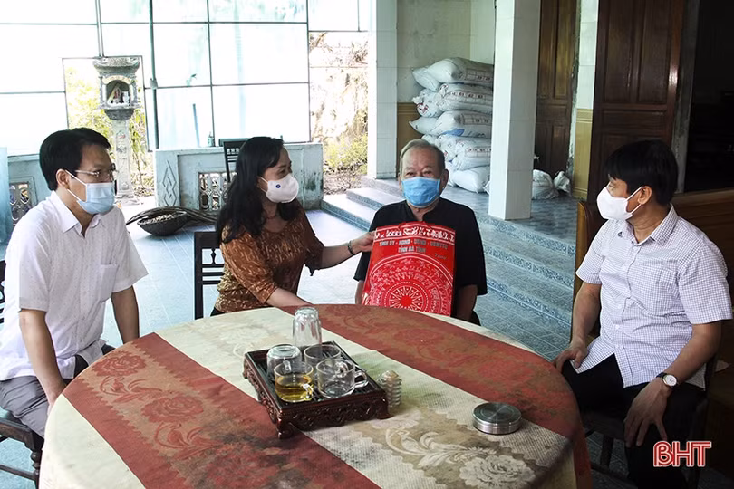 Lãnh đạo Hà Tĩnh thăm hỏi gia đình chính sách nhân ngày Thương binh - Liệt sỹ