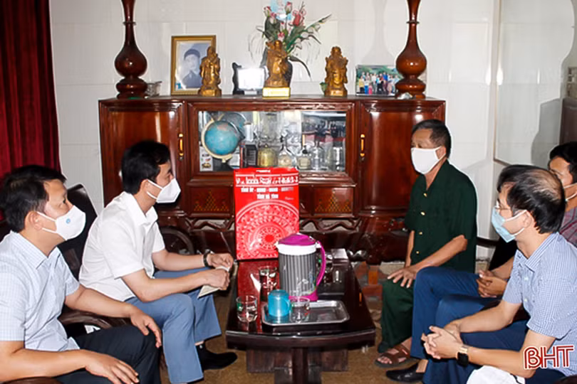 Lãnh đạo Hà Tĩnh thăm hỏi gia đình chính sách nhân ngày Thương binh - Liệt sỹ