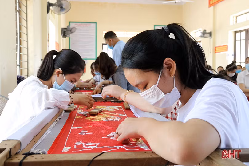 Ra mắt tổ hội nghề thêu tại vùng tái định cư TX Kỳ Anh