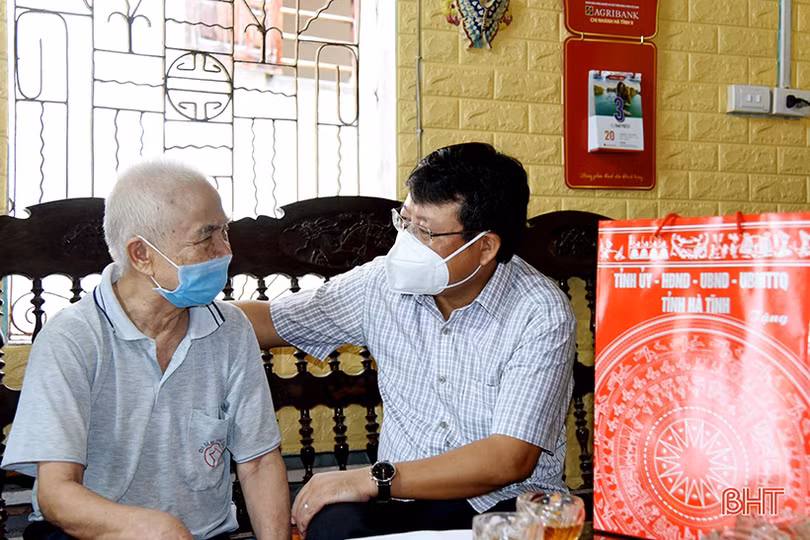 Lãnh đạo Hà Tĩnh tặng quà gia đình chính sách nhân ngày Thương binh - Liệt sỹ