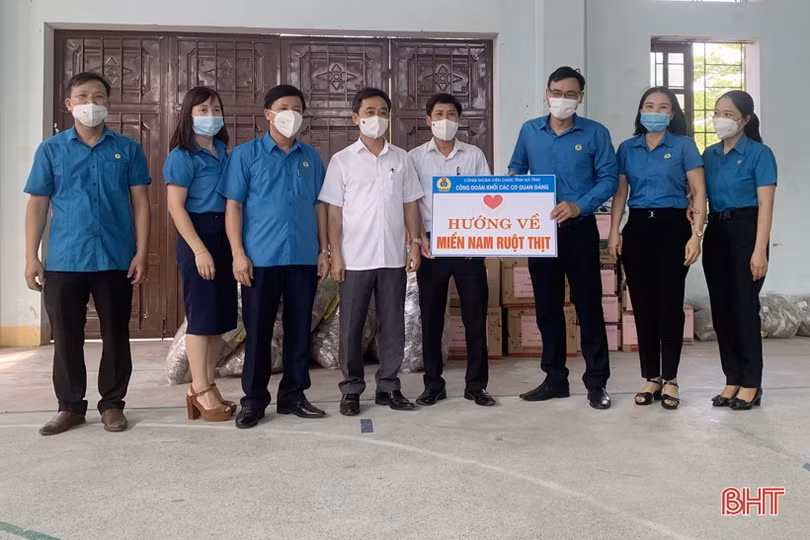 Hà Tĩnh tiếp nhận hàng hóa các đơn vị ủng hộ đồng bào miền Nam