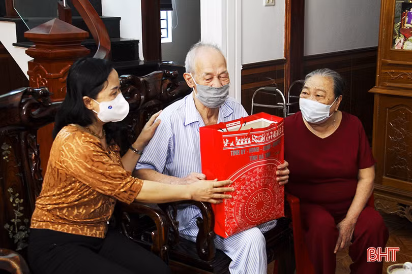 Lãnh đạo Hà Tĩnh thăm hỏi gia đình chính sách nhân ngày Thương binh - Liệt sỹ