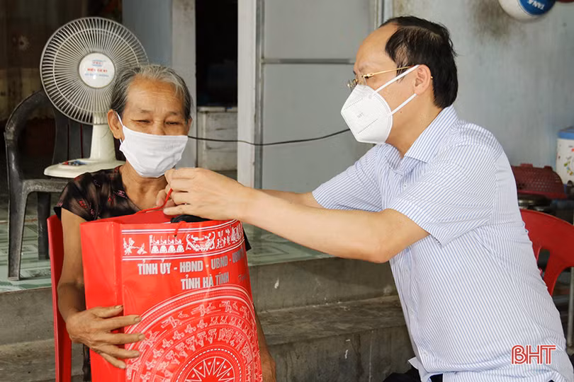 Lãnh đạo Hà Tĩnh tặng quà gia đình chính sách nhân ngày Thương binh - Liệt sỹ