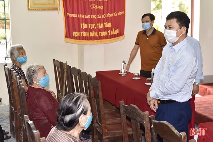 Phó Chủ tịch UBND tỉnh tặng quà Trung tâm Điều dưỡng Người có công và Bảo trợ xã hội Hà Tĩnh