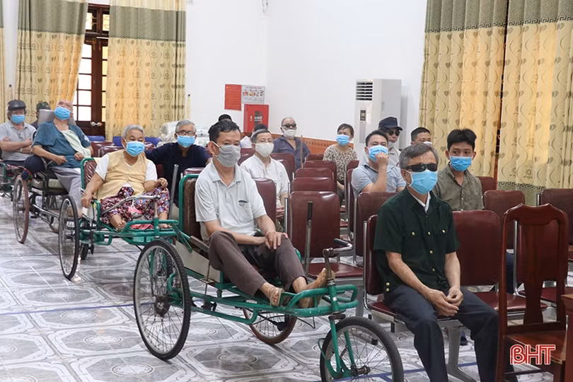 Lãnh đạo tỉnh Hà Tĩnh tặng quà các trung tâm điều dưỡng thương bệnh binh ở Nghệ An