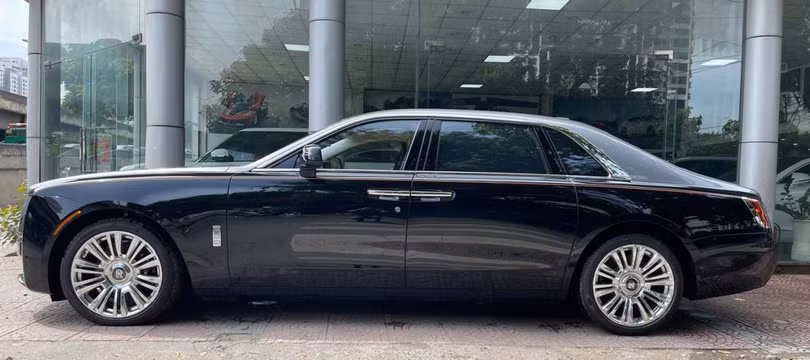 Sedan siêu sang Rolls-Royce Ghost EWB 2021 đầu tiên về Việt Nam