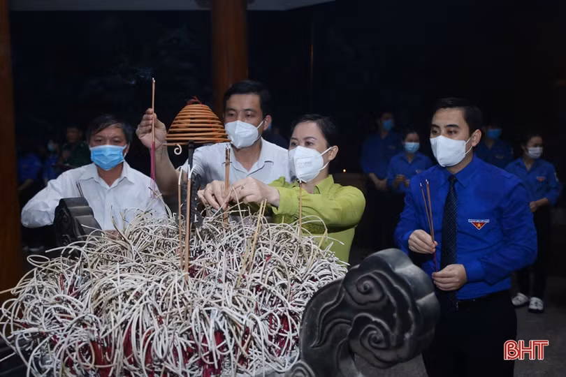 Thắp nến tri ân các anh hùng, liệt sỹ tại Ngã ba Đồng Lộc