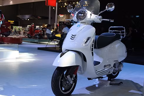 vespa gts 300 super doi thu moi cua honda sh300i tai viet nam
