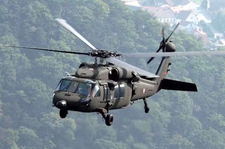 can canh truc thang sat thu dieu hau den uh 60 black hawk cua my