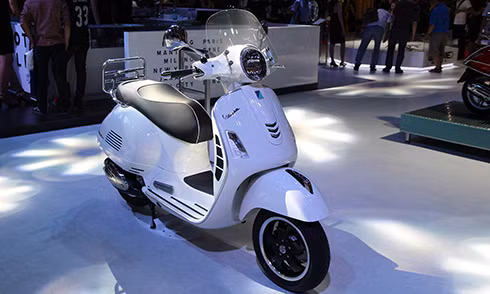 vespa gts 300 super doi thu moi cua honda sh300i tai viet nam