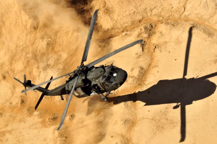 can canh truc thang sat thu dieu hau den uh 60 black hawk cua my