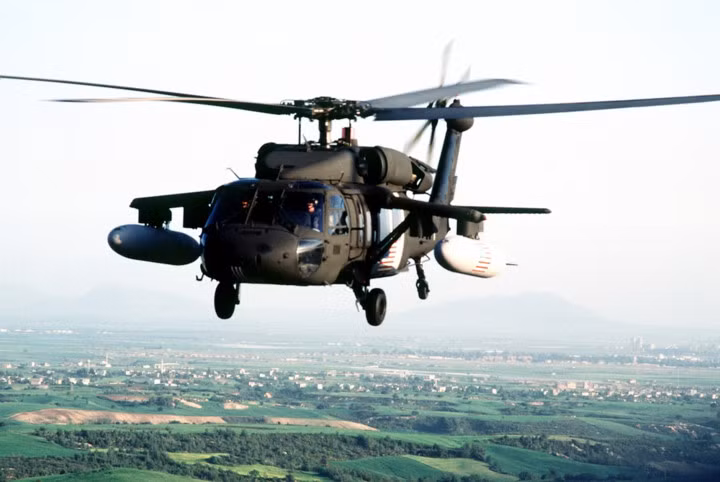 can canh truc thang sat thu dieu hau den uh 60 black hawk cua my