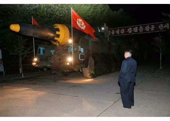 bi an loai ten lua ong kim jong un thi sat phong