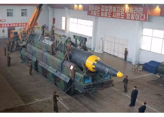 bi an loai ten lua ong kim jong un thi sat phong