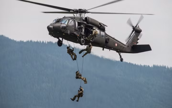 can canh truc thang sat thu dieu hau den uh 60 black hawk cua my
