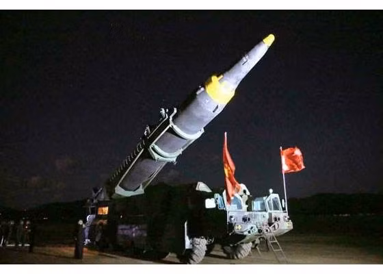 bi an loai ten lua ong kim jong un thi sat phong