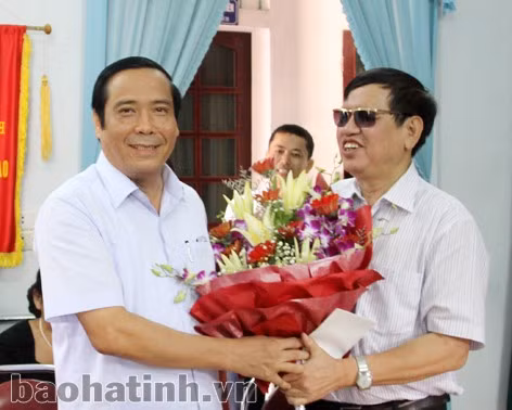 Bí thư Tỉnh ủy Nguyễn Thanh Bình tặng hoa chúc mừng Chủ tịch Trung ương Hội Người mù Việt Nam.