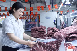Mỏi tay ký đơn hàng, doanh nghiệp dệt may lo tuyển dụng lao động 