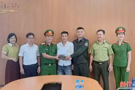 Người dân bàn giao cá thể rùa cổ sọc cho ngành chức năng