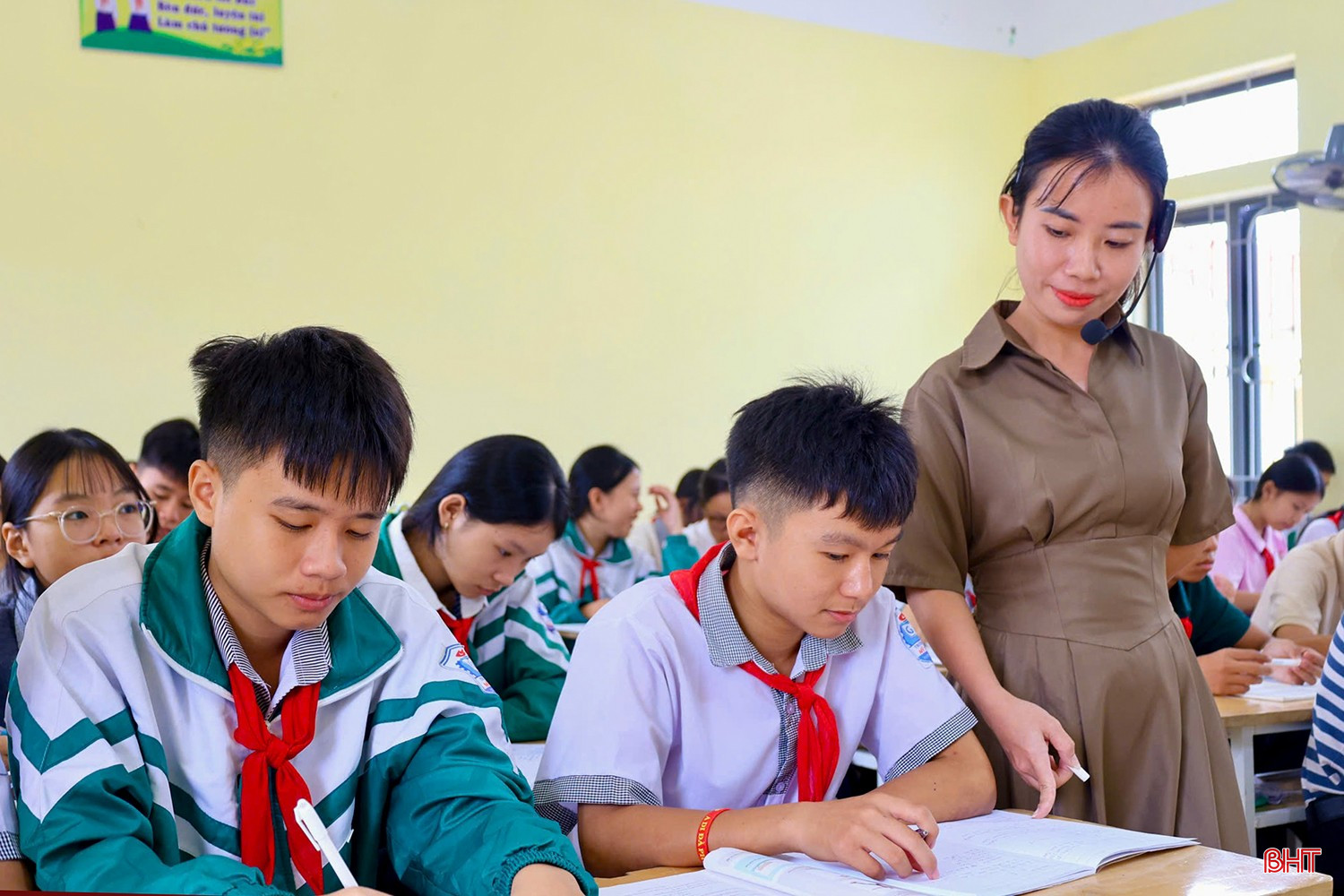 Một giờ học của học sinh lớp 9, Trường THCS Mỹ Châu (xã Mai Phụ).