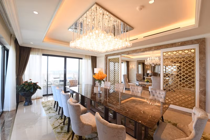 Phòng Tổng thống có 3 mặt hướng biển, 2 phòng ngủ, 2 phòng khách lớn thông nhau, 2 phòng phục vụ các cuộc họp và làm việc. Thượng khách cũng có lối đi VIP, thang máy riêng và bãi đáp/cất cánh máy bay trực thăng. khu nghi duong dau tien tai dong nam a dat chuan sheraton grand resort