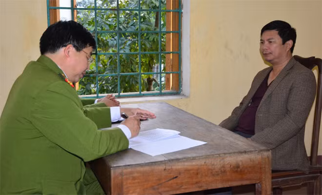 nhan danh phong vien cuong doat 50 trieu dong cua chu xe khach