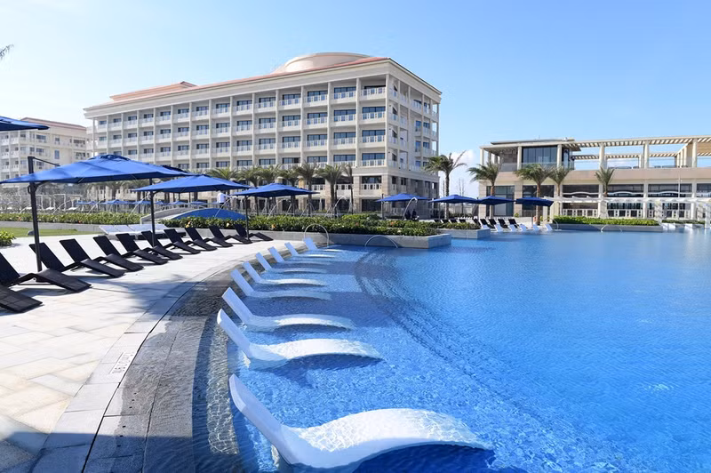 Nằm ngay cạnh bể bơi lớn, Shine Spa for Sheraton cũng sẽ chăm sóc khách hàng một cách tận tình chu đáo với các gói trị liệu đa dạng kết hợp giữa thuỷ liệu pháp tân tiến và những tiến trình trị liệu truyền thống của châu Á. khu nghi duong dau tien tai dong nam a dat chuan sheraton grand resort