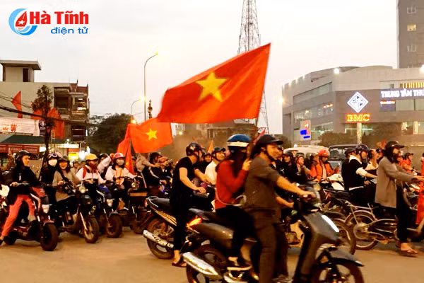 nguoi dan ha tinh xuong duong mung chien thang lich su cua u23 viet nam