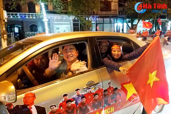 Cổ động viên nhuộm đỏ Thành Sen dù Việt Nam chỉ giành á quân U23 Châu Á
