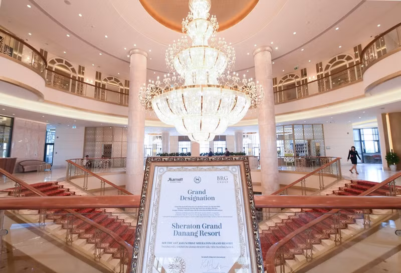 Sheraton Grand Đà Nẵng Resort cũng là công trình khách sạn được xây dựng với chất lượng và tốc độ nhanh kỷ lục với chỉ 14 tháng với sự tham gia của 21 nhà thầu lớn nhỏ khác nhau. Đã có những tháng công nhân đã chia 2 đến 3 ca làm việc, riêng tháng 6 đã có đến 90 ngày để làm việc. khu nghi duong dau tien tai dong nam a dat chuan sheraton grand resort