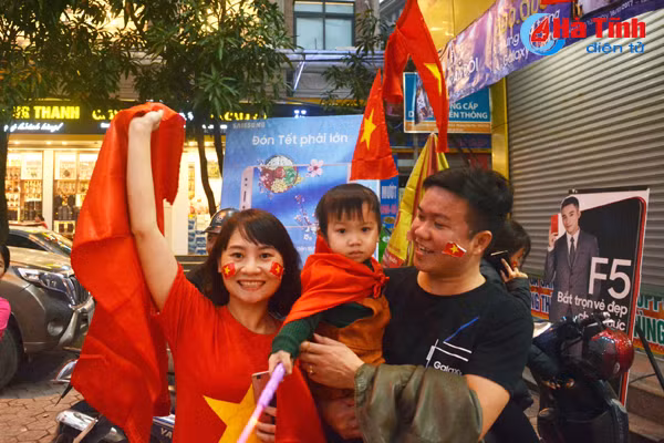 nguoi dan ha tinh xuong duong mung chien thang lich su cua u23 viet nam