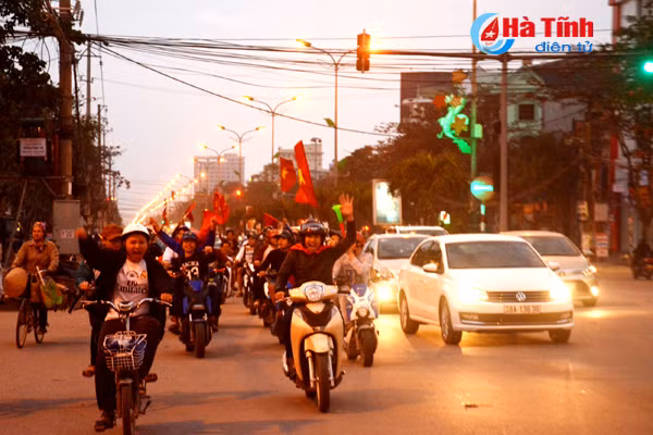 nguoi dan ha tinh xuong duong mung chien thang lich su cua u23 viet nam