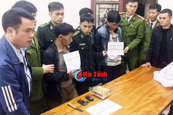 tom gon 2 nguoi lao tuon 1kg ma tuy da vao ha tinh