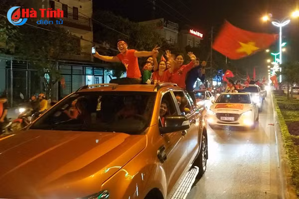 Cổ động viên nhuộm đỏ Thành Sen dù Việt Nam chỉ giành á quân U23 Châu Á