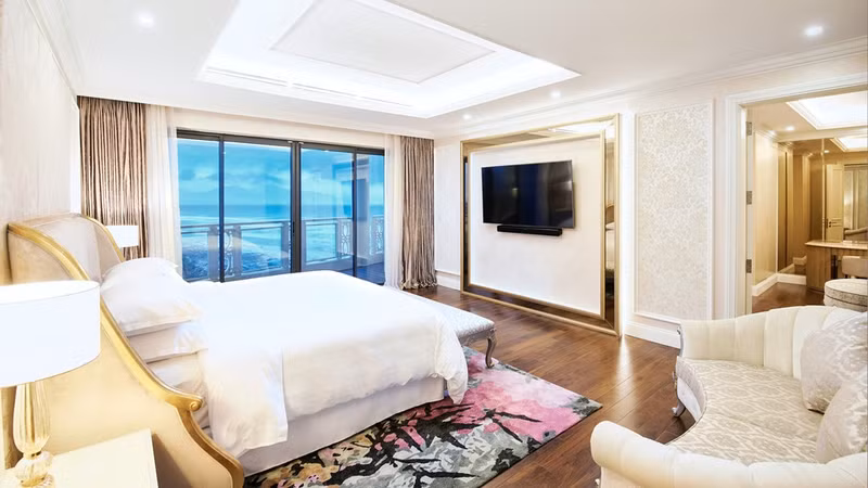 Tất cả phòng đều được trang bị giường thương hiệu Sheraton Signature Sleep Experience nổi tiếng. Căn phòng Tổng thống tại đây cũng được vinh dự đón tiếp Thủ tướng Malaysia sử dụng trong thời gian ông dự Tuần lễ thượng đỉnh APEC. khu nghi duong dau tien tai dong nam a dat chuan sheraton grand resort