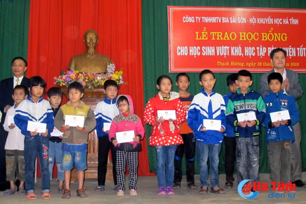 cong ty bia sai gon trao 100 suat hoc bong cho hoc sinh ngheo
