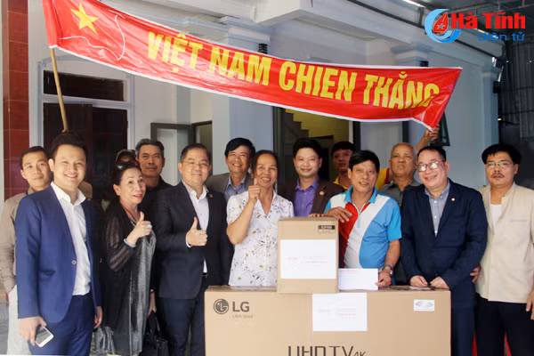 cong dong ho bui tang tivi man hinh lon cho gia dinh bui tien dung