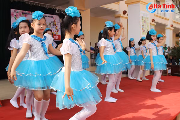 ron rang hoi cho xuan giup ban ngheo vui tet