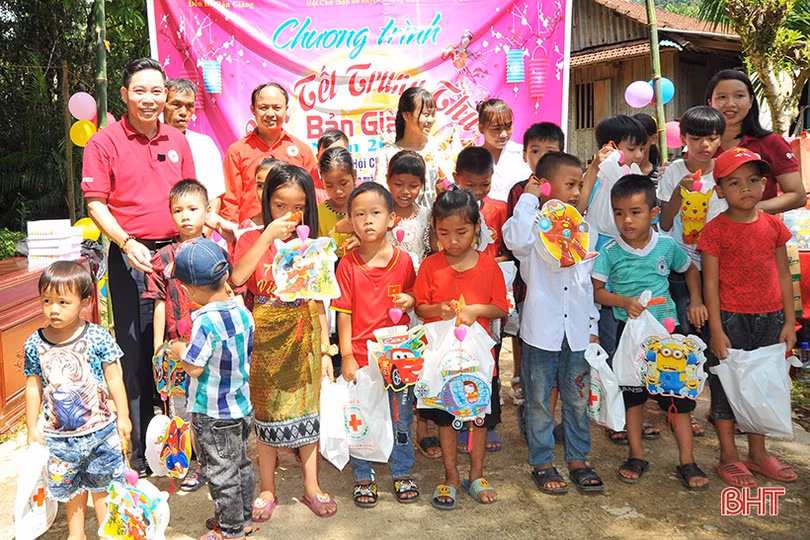 Trẻ em dân tộc Chứt ở Bản Giàng 2 rộn ràng vui đón trung thu