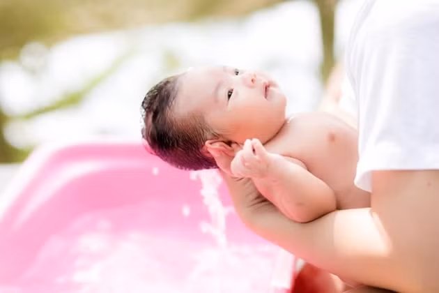Đang giao mùa trở lạnh, mẹ đảm bảo tắm cho con đúng cách để tránh ốm đau, cảm lạnh