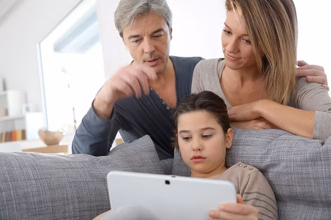 Phụ huynh cần làm gì để con không xem livestream nói tục, phản cảm