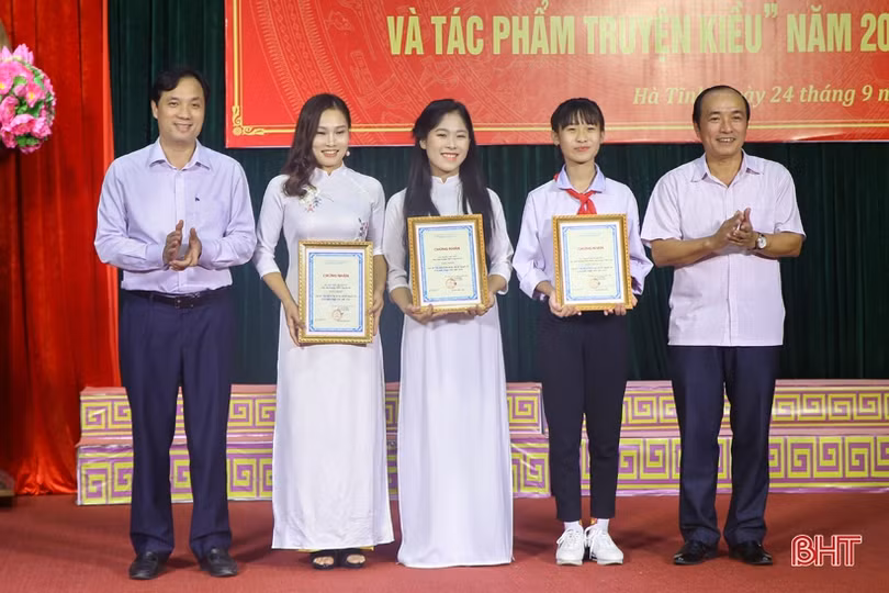Trao thưởng cho 56 tập thể, cá nhân đạt giải cuộc thi tìm hiểu về Nguyễn Du và Truyện Kiều