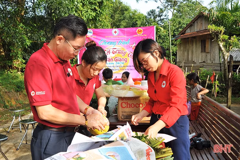 Trẻ em dân tộc Chứt ở Bản Giàng 2 rộn ràng vui đón trung thu
