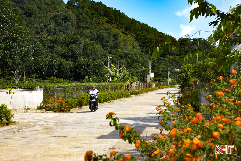 Thăm khu dân cư kiểu mẫu dưới chân dãy núi Thiên Nhẫn