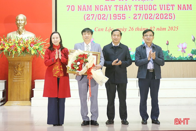 Tại buổi lễ, UBND huyện Can Lộc trao bằng khen của Thủ tướng Chính phủ cho ông Nguyễn Văn Lam - Phó Trưởng phòng phụ trách Phòng Y tế huyện...
